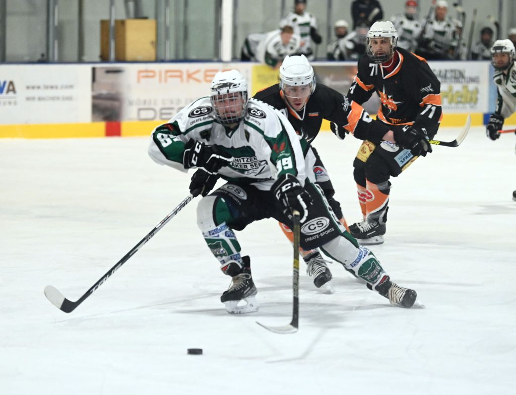 Eishockey, 2022-12-18, SG Ledenitzen Steindorf weiss/grün- Ultras Spittal ornge/schwarz im Bild: SG Ledenitzen Steindorf Staudacher Sandro - Ultras Spittal Meixner Thomas Foto:Hermann Sobe